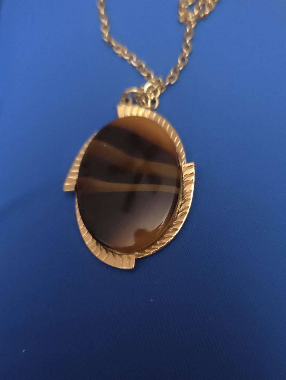 Necklace Sarah Coventry Gold-Tone Brown Striped Agate Oval Pendant